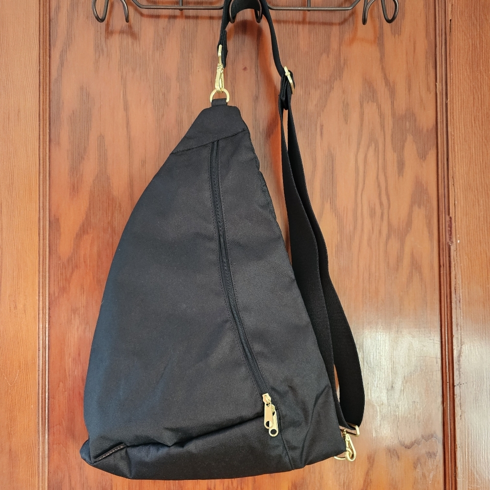 Canvelle Contour Sling Bag Black Oversized